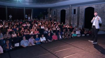 palestrante fala ao público #paratodosverem