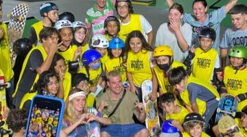 Pedro Barros cercado pelos alunos da escolinha e pessoas tirando foto #paratodosverem