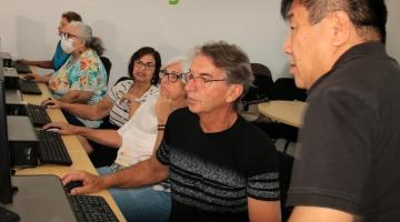 pessoas usando computador #paratodosverem 