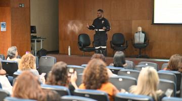 socorrista dando a capacitação #paratodosverem