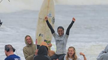 Surfista é carregada nos ombros. #Paratodosverem.
