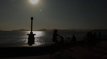 foto mostra sol relfletindo no mar #paratodosverem