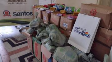Caixas com alimentos e itens de higiene empilhadas. #paratodosverem
