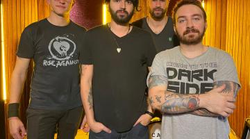 Quatro homens de uma banda posam para foto. #paratodosverem 