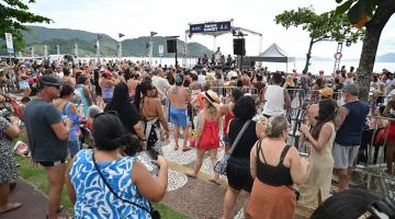 pessoas dançando na frente de palco #paratodosverem 