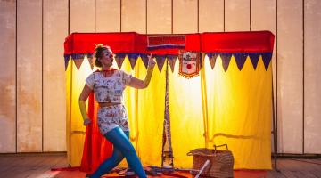mulher vestida de palhaça em palco #paratodosverem 