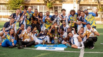jogadores posam com as medalhas #paratodosverem 