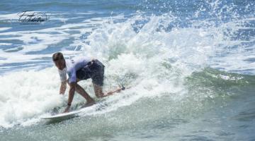 surfista pega onda no mar #paratodosverem