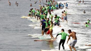 Mais de 200 surfistas 50+ sobre a mesma onda buscam bater recorde mundial em Santos