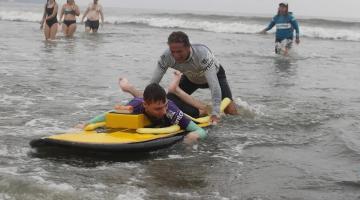 Santos recebe troféu internacional de cidade mais inclusiva no surfe