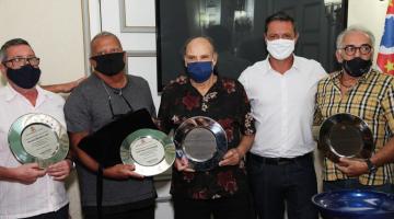 Os homenageados e o prefeito de Santos. #Paratodosverem
