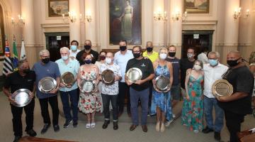 os homenageados e o prefeito posam para oto na sala princesa isabel. #paratodosverem