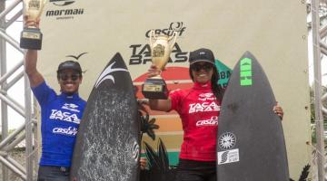 mar e julia estão lado ao lado segurando troféus. #paratodosverem