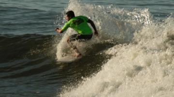 surfista faz manobra no mar #paratodosverem 