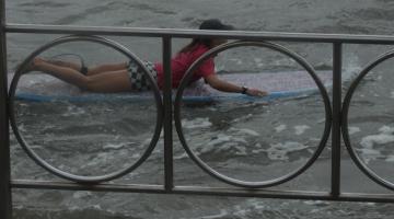 mulher surfando #paratodosverem 