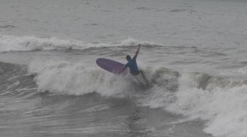 surfista faz manobra no mar #paratodosverem 