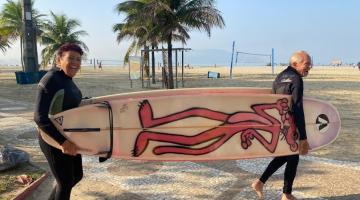 idosos levam prancha para areia #paratodosverem
