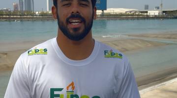 o surfista posa para fotro com camiseta da fupes. #paratodosverem 