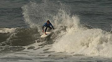 rapaz surfando no mar #paratodosverem