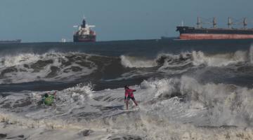 dois surfistas na água #paratodosverem 