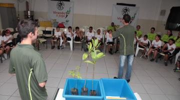 Biólogos visitam alunos de escola municipal de Santos