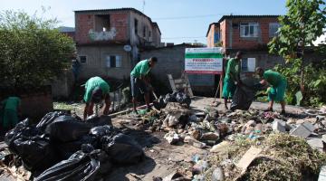 Em 20 dias, cerca de 150 toneladas de lixo são retiradas do Rio Furado