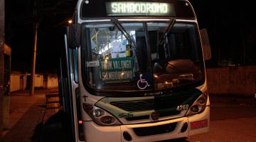 ônibus da linha do samba em rua. Ele está com as portas abertas. No letreiro luminoso que fica no alto se lê Sambódromo. #Paratodosverem