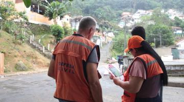 agentes da Defesa Civil analisam planilhas #paratodosverem