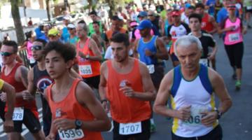 pessoas correndo em rua #paratodosverem