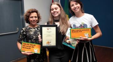 Educadoras de escola de Santos recebem premiação por oficinas de comunicação