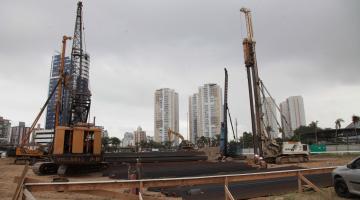 máquinas posicionadas na obra #pracegover 