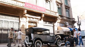 carros antigos parados no centro durante a gravação #pracegover 