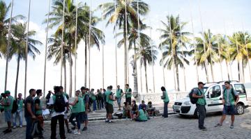 Agentes da dengue concentrado na praça das bandeiras #pracegover 