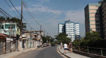 Rua pavimentada com calçada à direita. #Paratodosverem