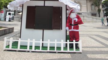 Casinha do Papai Noel em praça. O bom velhinho está do lado de fora. #Pracegover