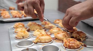 mãos preparam alimentos #paratodosverem 