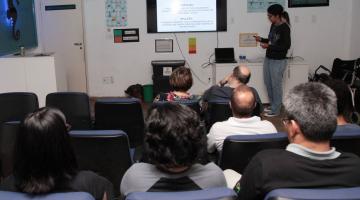 Visitantes do Aquário de Santos assistem à palestra sobre microlixo