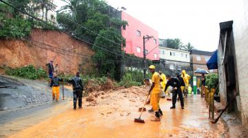 Homens trabalham em solo repleto de lama #paratodosverem