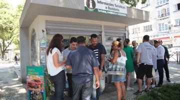 Bancas em Santos já funcionam como pontos de informações turísticas e cidadania