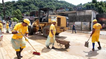 operários e escavadeira atuam na limpaza #paratodosverem
