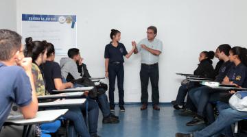 Aprendizes em Santos recebem orientações sobre segurança no trânsito 