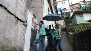 Mutirão encontra 18 focos de Aedes em morro de Santos