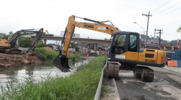 máquina atua na limpeza do canal #paratodosverem