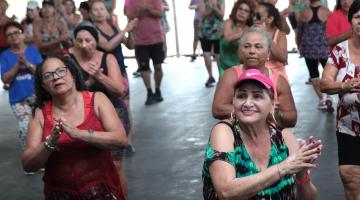 Senhoras dançam em atividade de tenda #pracegover 