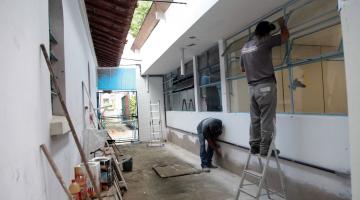 Em obras, escola de Santos ficará mais segura e confortável 