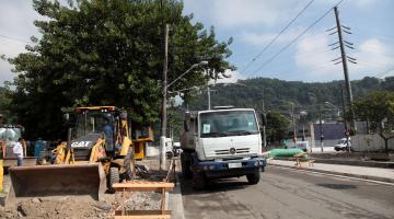 Trecho da Avenida Francisco Manoel, em Santos, é recapeado