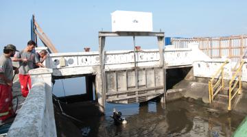 Mergulhadores finalizam instalação de comporta em canal de Santos