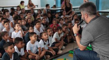 Escritor fala a estudantes santistas sobre respeito às diferenças