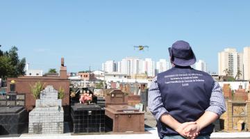 técnico observa o drone voando sobre túmulos #pracegover 