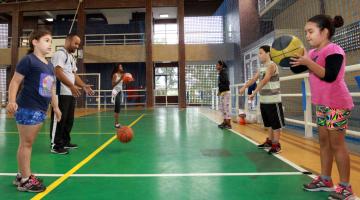 Centro esportivo da Zona Noroeste de Santos abre vagas no basquete para meninas